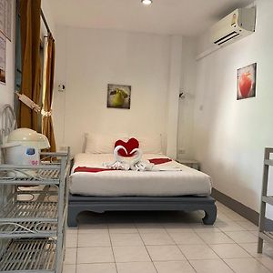 Kleines Zimmer mit Kingsize-Bett